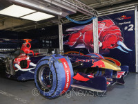 Celkový pohled do boxového stání rakouského týmu Top Speed s formulí Toro Rosso STR1.