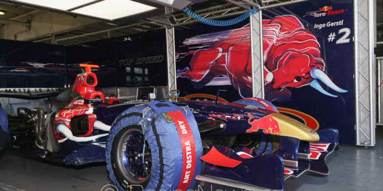 Celkový pohled do boxového stání rakouského týmu Top Speed s formulí Toro Rosso STR1.