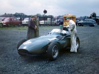 Vanwall VW5 před startem GP Velké Británie 1957 v Aintree. Závod startoval Tony Brooks a potom ho střídal Stirling Moss. Bylo z toho první vítězství vozu britské konstrukce ve F1.