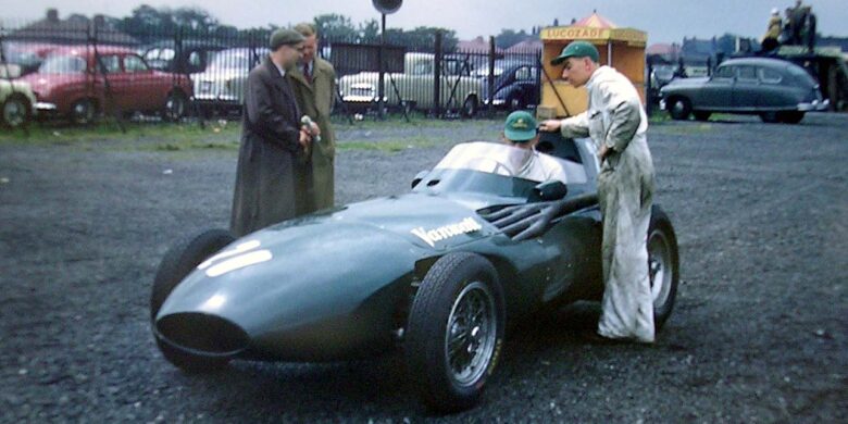 Vanwall VW5 před startem GP Velké Británie 1957 v Aintree. Závod startoval Tony Brooks a potom ho střídal Stirling Moss. Bylo z toho první vítězství vozu britské konstrukce ve F1.