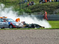Hořící formuli Renault hasí záchranáři v Mostě by VDR