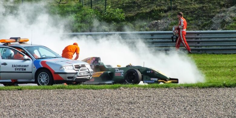 Hořící formuli Renault hasí záchranáři v Mostě by VDR