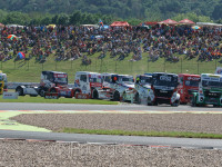 Start závodu, na čele #1 KISS Norbert(HUN), OXXO TRUCK RACE TEAM (HUN), MANœ #2 HAHN Jochen(DEU), CASTROL TEAM HAHN RACING (DEU), MAN