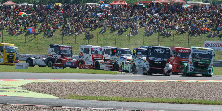 Start závodu, na čele #1 KISS Norbert(HUN), OXXO TRUCK RACE TEAM (HUN), MANœ #2 HAHN Jochen(DEU), CASTROL TEAM HAHN RACING (DEU), MAN