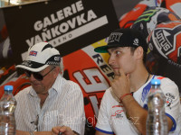 Mládí a legenda – Phile Read (GB), sedminásobný mistr světa a český jezdec Karel ABRAHAM (CZE) (#17, AB Motoracing, Honda), foto: Milan Spurný