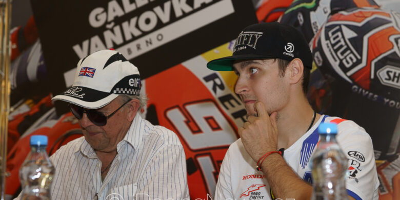 Mládí a legenda – Phile Read (GB), sedminásobný mistr světa a český jezdec Karel ABRAHAM (CZE) (#17, AB Motoracing, Honda), foto: Milan Spurný