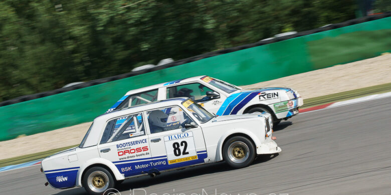 Těsné souboje na trati – #82 Dross Sebastian, Lada 2101 a vzadu #50 Hoffmann Dieter, Lada Samara