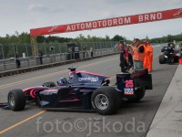 Veronika Cichá vyjíždí z boxů k tréninkové jízdě