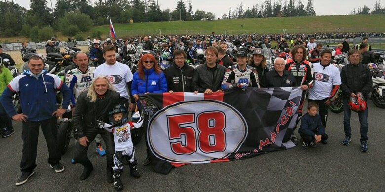 Připomínka Simonceliho startovního čísla 58
