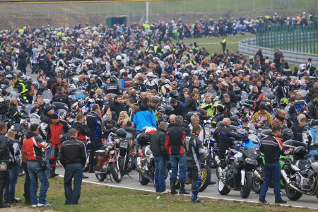 Skupina motorkářů