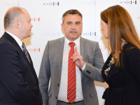 Účastníci podpisu smlouvy o založení Spolku pro Grand Prix České republiky – Michal Hašek, Petr Vokřál a Zuzana Vojtová.