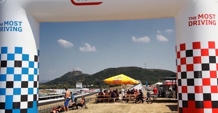 Divácký svah na Autodromu Most (foto: Miroslav Ullman)