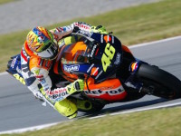 #46 Valentino Rossi na stroji Honda RC211V (Foto: Andy Northcott)