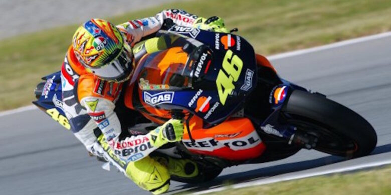 #46 Valentino Rossi na stroji Honda RC211V (Foto: Andy Northcott)