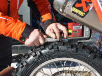 Úprava vzorku pneumatik je v motoskijöringu běžnou praxí.