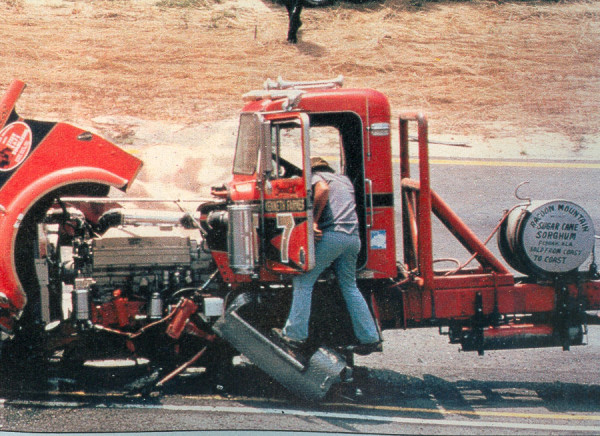 Defekt pneu byl příčinou nehody Kena Farmera (Kenworth)