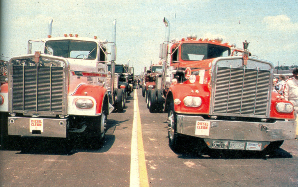 První startovní řada, vpravo nejrychlejší Ken Farmer (Kenworth)