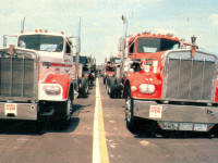 První startovní řada, vpravo nejrychlejší Ken Farmer (Kenworth)