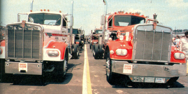 První startovní řada, vpravo nejrychlejší Ken Farmer (Kenworth)