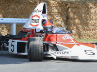 Emerson Fittipaldi – McLaren M23, Goodwood 2014; foto nigpic (flickr.com)