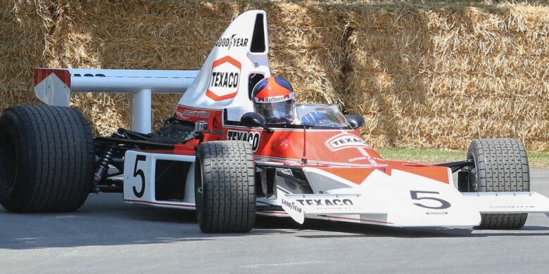 Emerson Fittipaldi – McLaren M23, Goodwood 2014; foto nigpic (flickr.com)