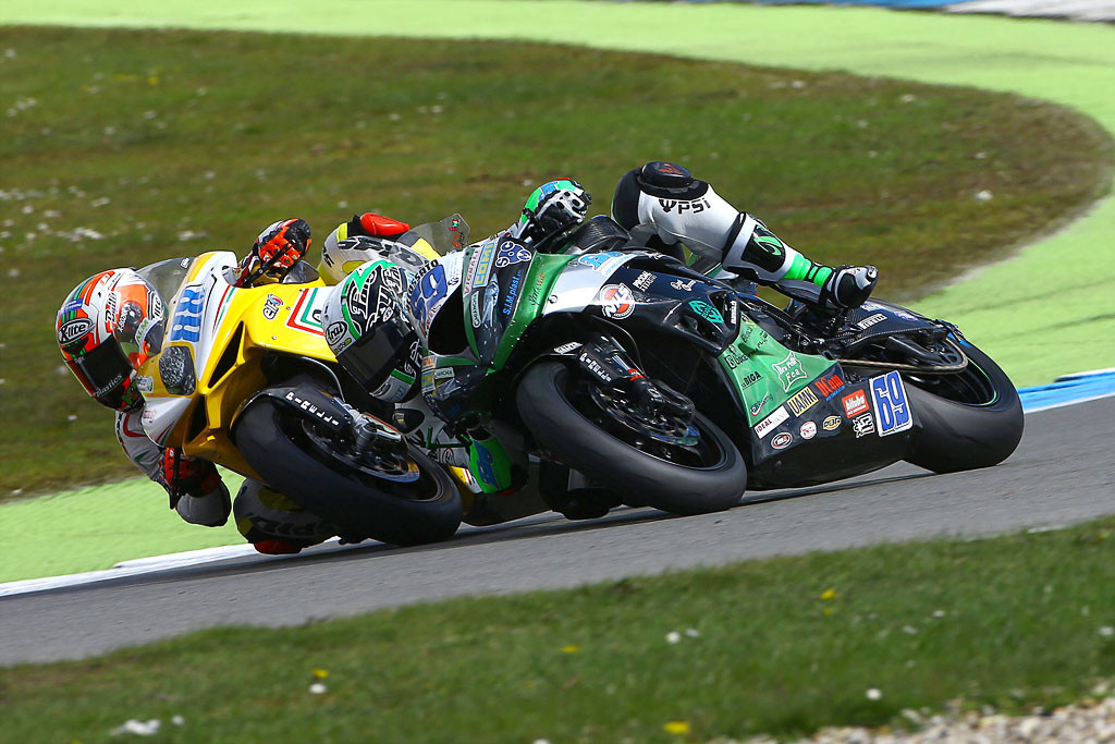 Souboj #69 Ondřej Ježek (CZE), Kawasaki ZX–6R, Team Go Eleven a #88 Nicolás Terol (ESP), MV Agusta F3 675, Schmidt Racing (foto Mára Paulíček)
