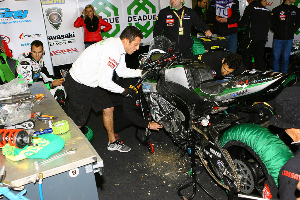Horké chvilky při opravě motorky Ondry Ježka před restartem závodu na mokru