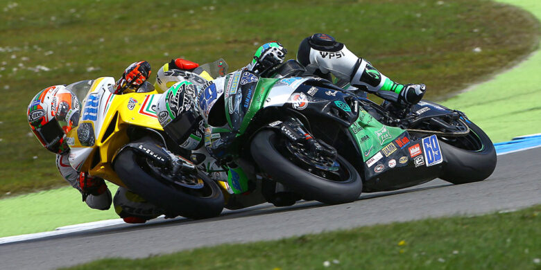 Souboj #69 Ondřej Ježek (CZE), Kawasaki ZX–6R, Team Go Eleven a #88 Nicolás Terol (ESP), MV Agusta F3 675, Schmidt Racing (foto Mára Paulíček)