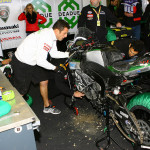 Horké chvilky při opravě motorky Ondry Ježka před restartem závodu na mokru