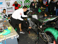 Horké chvilky při opravě motorky Ondry Ježka před restartem závodu na mokru