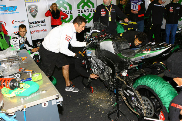 Horké chvilky při opravě motorky Ondry Ježka před restartem závodu na mokru