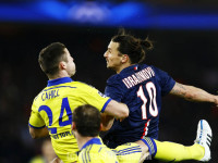 Paris Saint-Germain vs Chelsea FC, Paříž – souboj Gary Kahill a Zlatan Ibrahimovic; foto Mutsu Kawamori