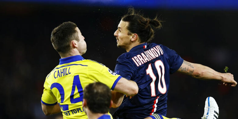 Paris Saint-Germain vs Chelsea FC, Paříž – souboj Gary Kahill a Zlatan Ibrahimovic; foto Mutsu Kawamori