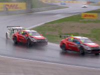 Souboj #68 Yvan Muller a #12 Rob Huff při WTCC na Hungaroringu