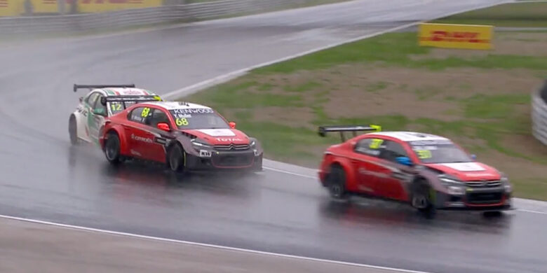 Souboj #68 Yvan Muller a #12 Rob Huff při WTCC na Hungaroringu