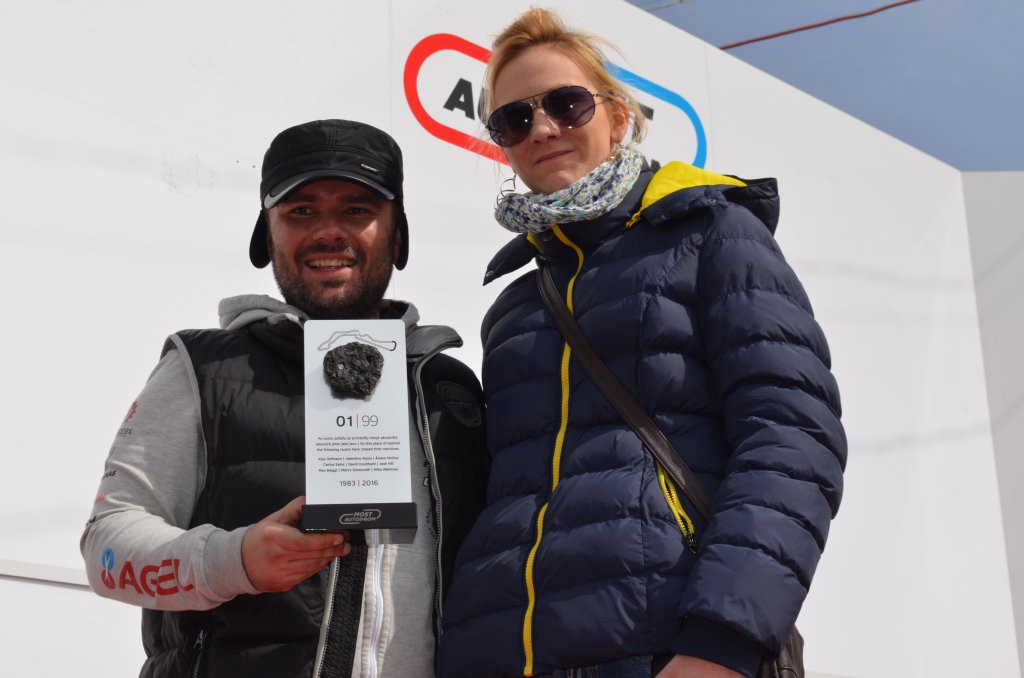 Destičku s asfaltem s pořadovým číslem 01 vydražila Kristina Pňáčková AMD MOST