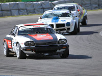 Loňský vítěz celého šampionátu Histo CUP David Bečvář (Jaguar XJS, v popředí) a vítěz loňského brněnského závodu Roger Bolliger s vozem Pontiac Trans Am (druhý vůz v pořadí)