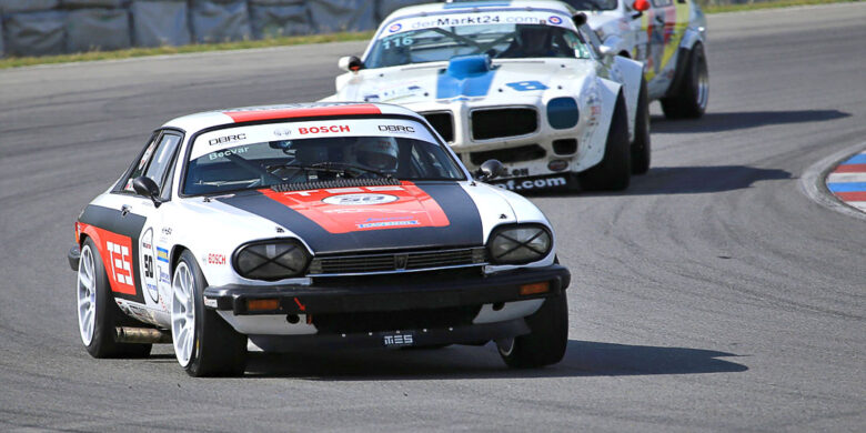 Loňský vítěz celého šampionátu Histo CUP David Bečvář (Jaguar XJS, v popředí) a vítěz loňského brněnského závodu Roger Bolliger s vozem Pontiac Trans Am (druhý vůz v pořadí)