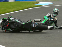 Jeden z pádů – #69 Ondřej Ježek (CZE), Kawasaki ZX–6R, Team Go Eleven (foto Mara Paulíček, MPA foto)