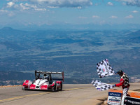 Romain Dumas (FRA) jako vítěz v cíli Pikes Peak International Hill Climb 2016 (foto James Holland)