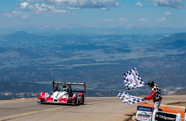 Romain Dumas (FRA) jako vítěz v cíli Pikes Peak International Hill Climb 2016 (foto James Holland)