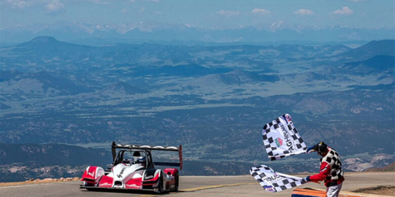 Romain Dumas (FRA) jako vítěz v cíli Pikes Peak International Hill Climb 2016 (foto James Holland)