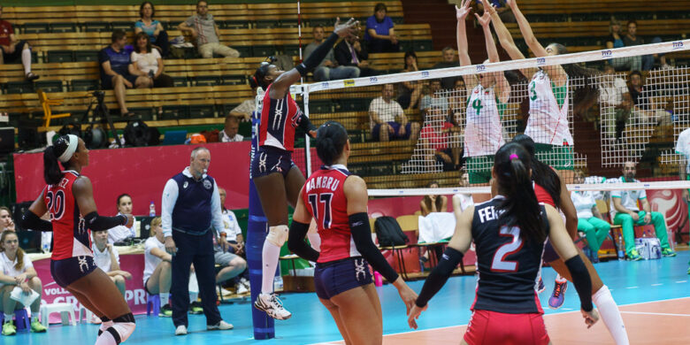 Smečující #18 De La Cruz De Peña Bethania (DOM), Deportivo Nacional a blokující #3 Dimitrova Nasya (BUL), Levski s #4 Kitipova Lora (BUL), Obiettivo Risarcimento