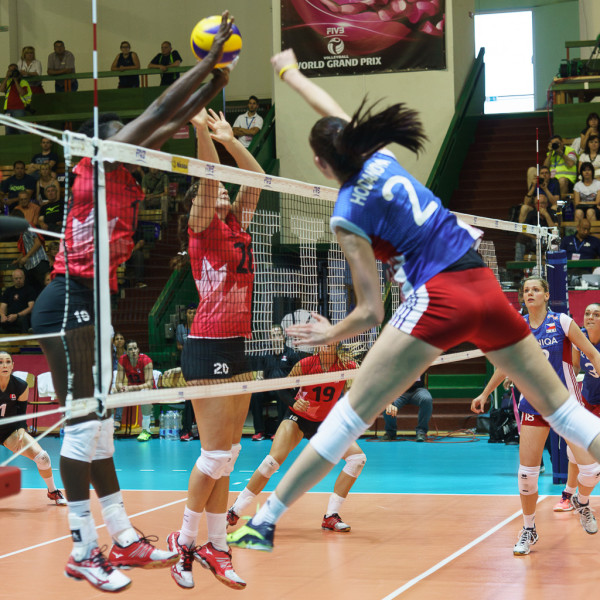 Smečující #2 Hodanová Eva, PVK Olymp Praha a blokující #16 Joseph Shainah, University of Florida a #20 Perrin Alicia, Pannaxiakos