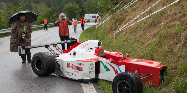 Fausto Bormolini (ITA) zapíchl svůj Reynard K02 do břehu