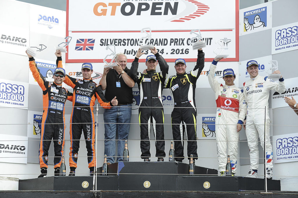 Posádka Enge a Dolby na stupních v Silverstone