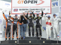 Posádka Enge a Dolby na stupních v Silverstone