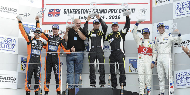Posádka Enge a Dolby na stupních v Silverstone