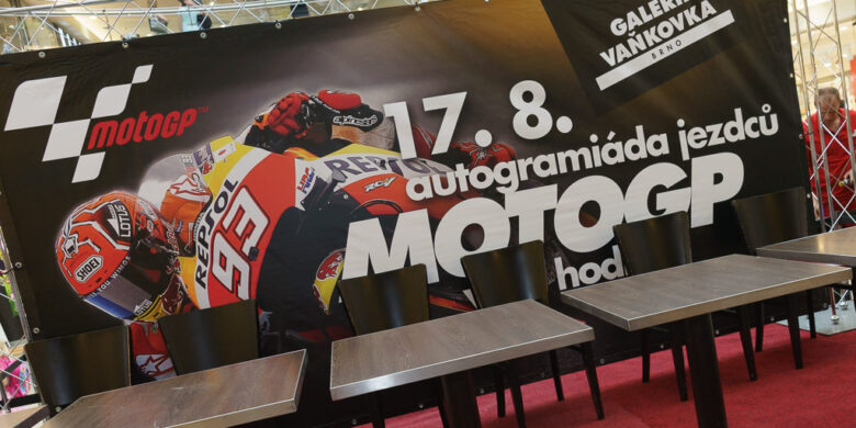 Připraven pódium autogramiády čeká na závodníky