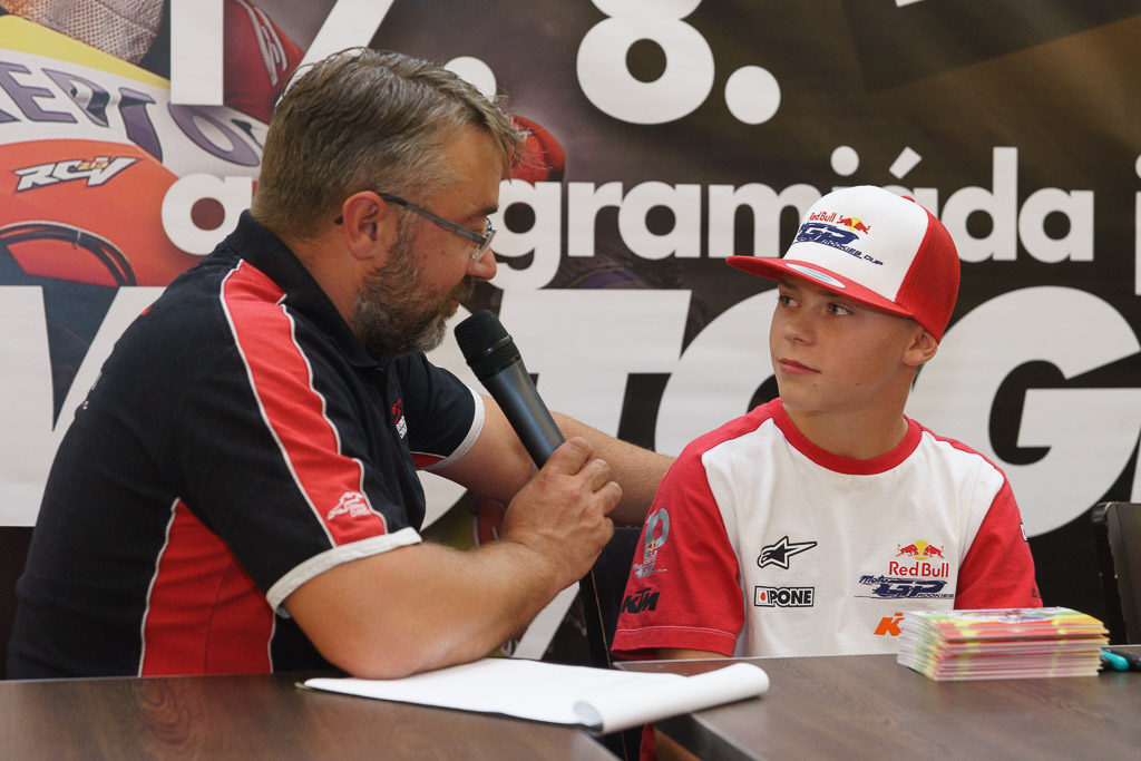 Salač Filip (CZE), účastník Red Bull Rookies Cup s moderátorem
